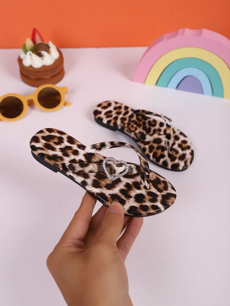 1 双夏季女童人字拖，时尚心形水钻，随机印花设计，适合户外、度假、沙滩、平底凉鞋 - 棕色 - 查看 1