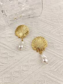 一对金属贝壳耳坠，配人造珍珠装饰，适合女性夏季佩戴