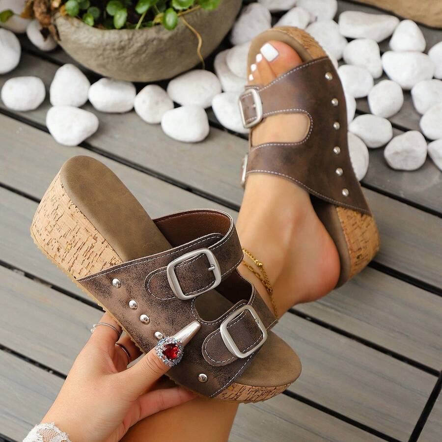 Plus Size Thick Sole Rivet Embellished Slippers, 2025 Spring & Summer New Metal Strap Beach Sandals For Women - Brown - View 1