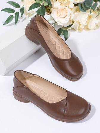 Bekväma svarta platta slip-on-skor för kvinnor, mjuka och skonsamma, laserutskurna mönster, andningsbara ballerinaskor för arbete