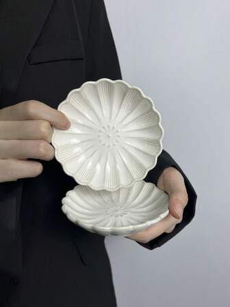 1pc/2pcs/4pcs/6pcs/8pcs Japanese Ceramic Chrysanthemum Flower Pattern Dipping Sauce Dishes, Mini Plate, Festival Decor Ceramic Dishes, Ovenware Ceramic Seasoning Sauce Plate, Dessert Plate, Restaurant Dipping Sauce Tray, Hot Pot Dipping Sauce Plate, Elegant Petite Ceramic Plates,School Supplies