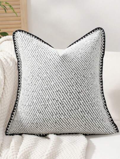 1 件雪尼尔抱枕，正面采用提花雪尼尔面料制成，背面采用天鹅绒制成，饰有三角形贝壳针脚，柔软舒适，适合沙发、卧室、客厅、汽车、学校