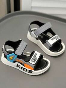 新款男童运动凉鞋 - 夏季吸睛字母印花设计，休闲平底款式，适合海滩或日常穿着；也可作为女童水鞋，时尚轻便，适合秋季穿着，也可作为学生鞋。