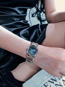 1 pieza Reloj de mujer de alta gama con estilo francés sencillo y elegante, personalizado, con incrustaciones exquisitas de rhinestones, esfera de nácar, correa de acero inoxidable hueca, diseño retro elegante y de lujo versátil, resistente al agua, reloj de cuarzo adecuado para ocio, vacaciones, fiestas y uso diario, se puede usar como un regalo de cumpleaños u ocasión festiva