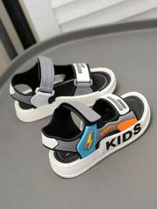 新款男童运动凉鞋 - 夏季吸睛字母印花设计，休闲平底款式，适合海滩或日常穿着；也可作为女童水鞋，时尚轻便，适合秋季穿着，也可作为学生鞋。