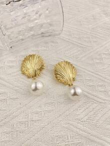 一对金属贝壳耳坠，配人造珍珠装饰，适合女性夏季佩戴