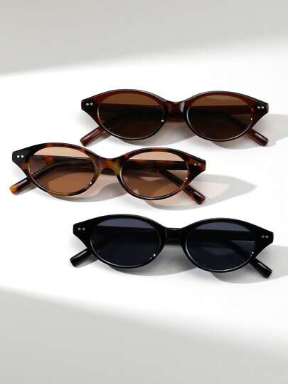 一副女士镶钻猫眼复古百搭时尚眼镜，适合街头摄影、派对和日常佩戴，也是夏季海滩度假、户外活动和旅行的理想配饰。