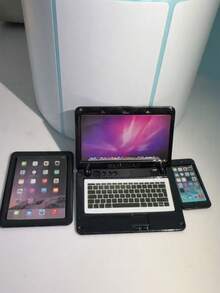 Conjunto de Mini Brinquedos Realistas de Metal com 3 Peças: Telefone, Tablet, Laptop, Decoração de Cena em Miniatura (Ligeira Variação na Cor do Item, o Produto Real Será Enviado) - Multicolorido - Visão 15