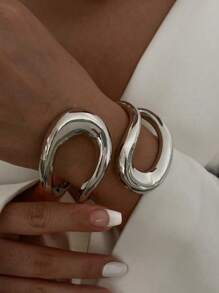 1pc Exaggerated Metallic Circular Bangle With Hollow Out Asymmetrical Shapes, Simple & Stylish, Perfect For Vacation, Party, Ladies All-Match Sexy Bracelet