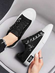1 Pair Men's Fashion Sneakers With Shiny Skull Head Design, Classic Black & White, Soft Leather Upper, PVC Slip-Resistant Sole, Suitable For Casual, Stage, Party, Daily, Skateboarding, Outdoor, Wedding, Random Logo & Letter