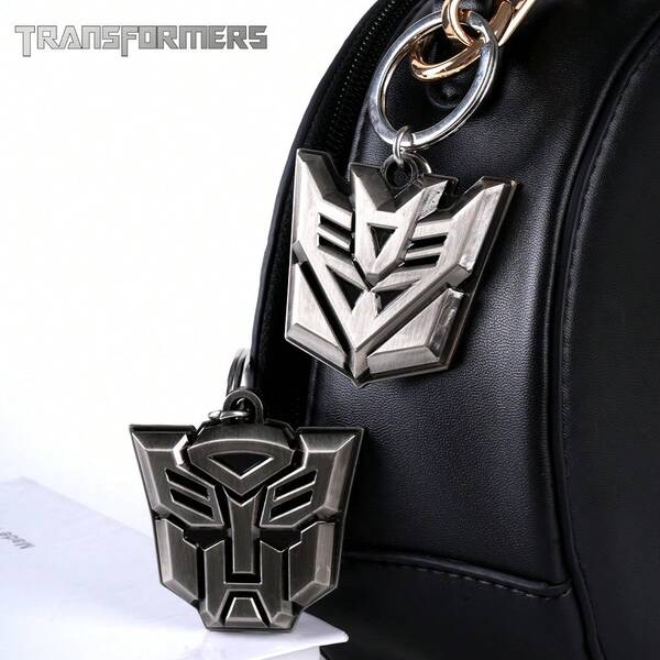 Hasbro 1 PIEZA Llavero metálico con licencia oficial de TRANSFORMERS, versátil para decorar camisas, pantalones, chaquetas, estilo personalizado, suministros para fiestas, regalos de cumpleaños y Navidad para familia y amigos