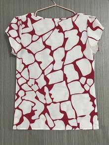 女士休闲印花上衣，圆领短袖宽松版型，胸部有褶饰，适合周末休闲穿着，夏季 - 酒紅色 - 查看 3