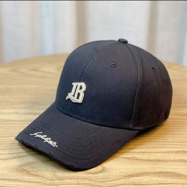 Gorra de béisbol ajustable con bordado de letras para mujer (hombre), informal, para exteriores, suave y cómoda, sencilla y transpirable, con estampado urbano en forma de V, en negro, blanco, caqui y marrón, informal, de algodón, con decoración bordada, ideal para primavera, verano, otoño e invierno, ideal para parejas, accesorios de protección solar. [Sombrero multifuncional] Sombrero para el sol versátil y transpirable | Gorra deportiva informal | Gorra de pico de pato de moda coreana | Sombrero para el sol ajustable para hombre y mujer | Sombrero para el sol a prueba de viento para exteriores.