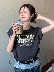 女士字母印花圆领白色短袖 T 恤，夏季宽松抽绳上衣，设计细节