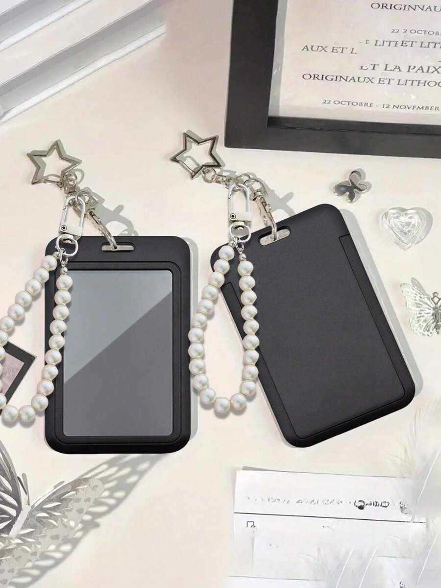 黑色卡包，饰有星星和仿珍珠吊坠，可用作包包装饰、钥匙扣，也可用于收纳身份证、会员卡、照片、地址卡，并兼具保护功能。适合日常使用、装饰，或作为礼物赠送给朋友、家人和爱人，例如情人节、生日、母亲节、开学季等场合。 - 黑色 - 查看 1