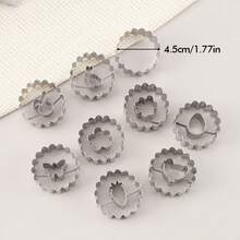 1 Set di 11/9/2/3/4,5 cm 9 pezzi/4,5 cm 4 pezzi/7 cm 4 pezzi Formine per biscotti/biscotti in acciaio inossidabile, a forma di uomo pan di zenzero ondulato, cuore, fiore di rosa, pupazzo di neve, angelo, fiocco di neve, cervo, albero di Natale, campana, stella, farfalla, coniglio, uovo di Pasqua. Stampi da forno per Natale, San Valentino, Pasqua, matrimoni, Ognissanti. Ottimi regali per famiglia e amici. Decorazioni natalizie, pigiami natalizi, regali di Natale, decorazioni natalizie