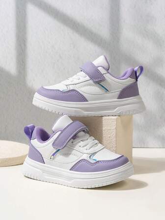 1双白色亮片拼接皮革儿童轻便防滑低帮运动鞋，适合春、夏、秋、冬四季穿着。