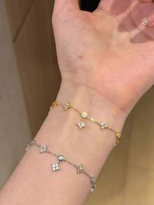 1 Vòng tay đơn giản hình cỏ bốn lá bằng bạc nguyên chất 925 dành cho nữ Vòng tay sang trọng nhẹ nhàng tạo cảm giác cao cấp Quà tặng trang sức cao cấp Quà tặng tiệc Quà tặng sinh nhật Quà tặng hẹn hò thiết yếu - Vòng tay lấp lánh cỏ bốn lá - Xem 1