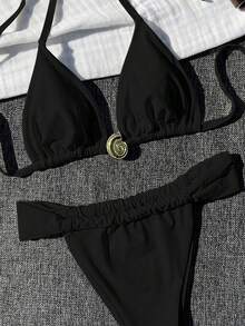 女士金属贝壳比基尼套装。细肩带三角罩杯设计凸显颈部和肩部线条，金属贝壳扣饰精致迷人。细肩带三角泳裤勾勒出曼妙身姿。非常适合度假和海滩之旅，是打造奢华度假风的绝佳之选。 - 黑色 - 查看 3