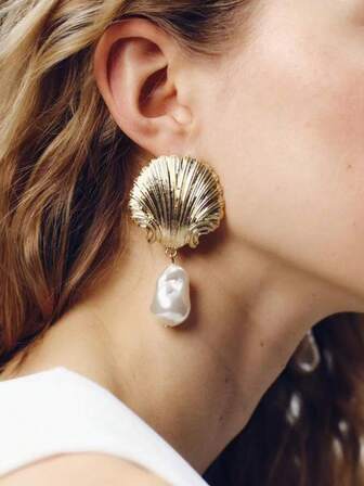 一对金属贝壳耳坠，配人造珍珠装饰，适合女性夏季佩戴