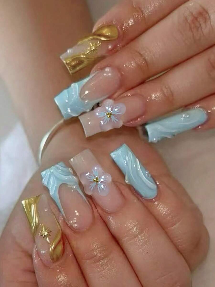 24片方形美甲贴纸，浅蓝色法式风格，包含花朵、珍珠、金线和闪粉图案，附赠1个指甲锉和1瓶凝胶胶水，适合女性和女孩使用。