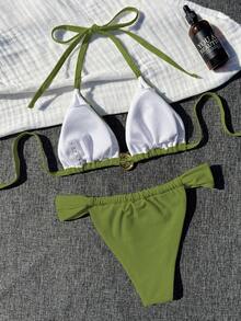 女士金属海螺挂脖比基尼套装。采用高弹亲肤面料，舒适透气。挂脖三角罩杯设计，修饰颈部和肩部线条，金属海螺扣精致吸睛。细肩带三角泳裤，凸显身材曲线。是度假和海滩出游的理想之选，打造奢华度假风情。 - 軍綠色 - 查看 4