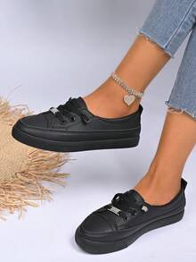 女士黑色经典百搭圆头一脚蹬休闲系带软底平底户外运动休闲鞋。简洁鞋面，流畅线条，整体干净利落。适合春夏秋冬、日常出游、校园、度假、街头时尚搭配。