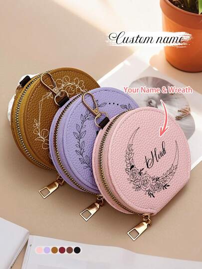 Porta-moedas redondo personalizado, mini carteira em couro PU, porta-moedas portátil feminino com texto personalizado em formato de coroa de flores, porta-moedas multifuncional para estudantes, presente de aniversário para amigas e namoradas, durável, colorido, fofo, adorável, divertido, kawaii, estilo anos 2000, elegante, unissex, casual, personalizado, único, ideal para ele e para ela, namorado, namorada, família e amigos, romântico e descolado.