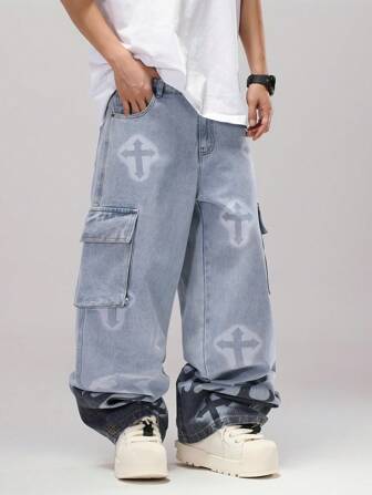 Jeans ample à jambe large, relaxe, avec poches multiples et graphique croisé. Style mode pour hommes.