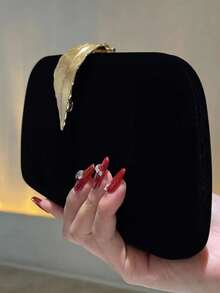 Una piccola borsa da donna per una cena di gala di una socialite di lusso europea e americana con stampa a foglia d'acero, da abbinare a un abito da sera in cheongsam. Una borsa a tracolla per damigelle, banchetti e abiti da sera per feste annuali.