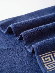 1pc Thin Bath Towel, Variety Of Colors, Minimalist Jacquard Plaid Pattern, Rectangular 70*140cm Adult Unisex Swimwear, Bathing, Wrapping Towel Or 34*74cm Hand Towel, 34*34cm Handkerchief, Quick-Drying, Absorbent, Soft, Suitable For Bathroom, Kitchen, Travel, Holiday Gift, Gym, Beach, Hotel, Salon, Outdoor