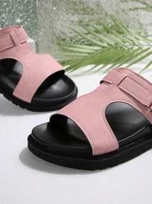 Nouvelles sandales plates d'été pour femmes en marron, rose, bleu marine et gris avec une décoration mode à rivets. Chaussons de plage plats confortables et pratiques pour femmes