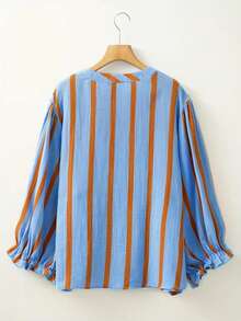 Nowa modna bluzka w kontrastowym kolorze z nadrukiem w paski, z falbaniastymi rękawami i długim rękawem