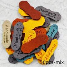 Juego de 15/25/50 etiquetas hechas a mano, etiquetas de microfibra de colores con corazón grabado a mano, etiquetas de ganchillo con agujeros para manualidades, tejido, costura, gorros, bolsos, ropa (10 colores) - Color aleatorio