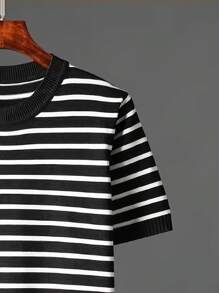 Maglietta girocollo a maniche corte a righe orizzontali in bianco e nero, in maglia, comoda e di stile, adatta per uso quotidiano e casual