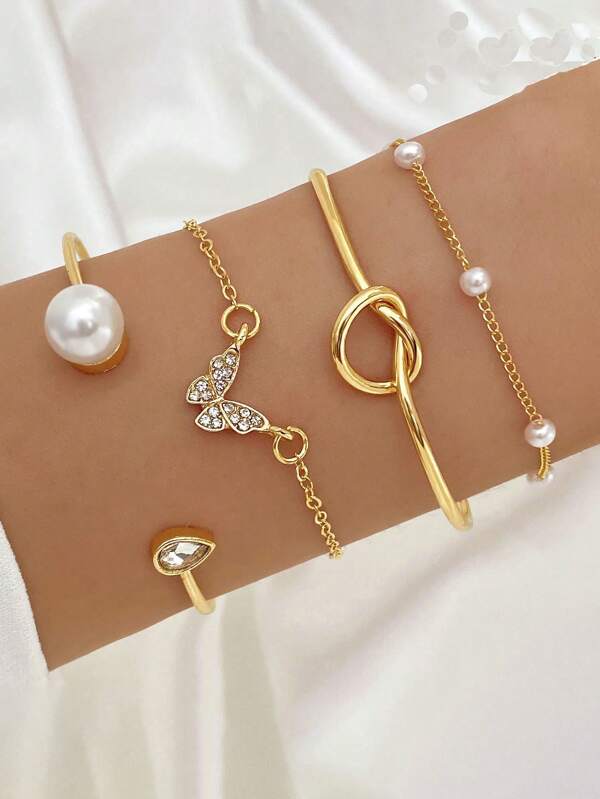 Sanrio Set de 4 brazaletes de moda con abertura en espiral, brazaletes con colgantes de mariposa de circonita cúbica y perla artificial, regalo de joyería para niñas, versátil