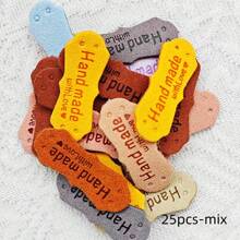 Juego de 15/25/50 etiquetas hechas a mano, etiquetas de microfibra de colores con corazón grabado a mano, etiquetas de ganchillo con agujeros para manualidades, tejido, costura, gorros, bolsos, ropa (10 colores) - Color aleatorio