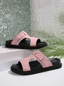 Nouvelles sandales plates d'été pour femmes en marron, rose, bleu marine et gris avec une décoration mode à rivets. Chaussons de plage plats confortables et pratiques pour femmes