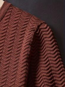 Maglione da uomo marrone a maniche corte lavorato a maglia con scollo rotondo, motivo a spina di pesce, crema a contrasto, bordi colorati su polsini e orlo, comodo ed elegante per l'uso quotidiano e casual.