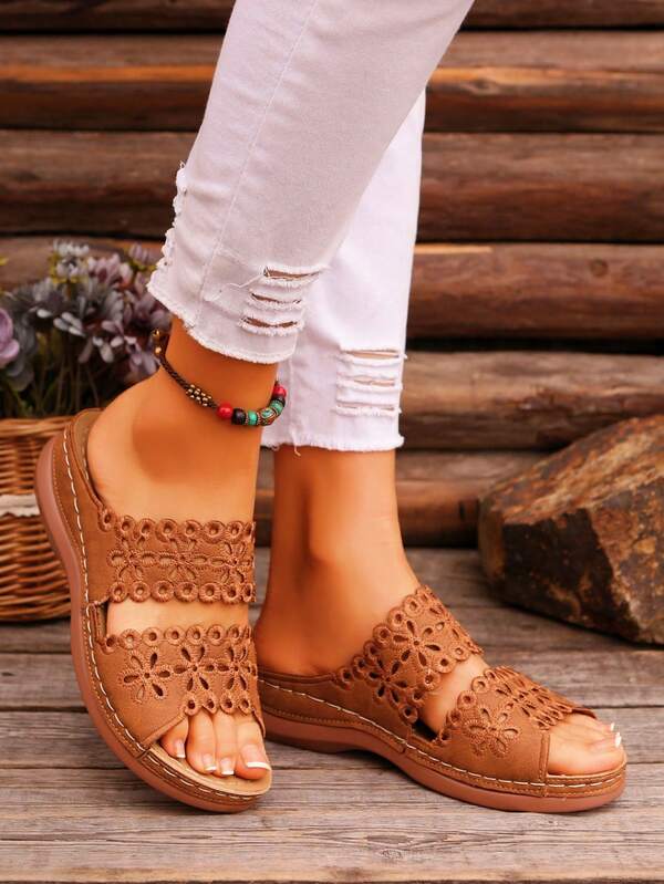 2024 Plus Size Floral Hollow Out Strap Flat Slippers For Women, Casual Retro Middle-Aged Slippers, European & American Style