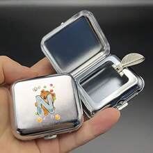 1 Peça Cinzeiro de Bolso Quadrado Portátil de Aço Inoxidável com Tampa, Cinzeiro de Metal Prateado, Ferramenta de Fumo Portátil, Presente Essencial do Dia dos Namorados, Presente Ideal com Padrão de 26 Letras Iniciais
