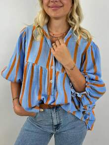 Nowa modna bluzka w kontrastowym kolorze z nadrukiem w paski, z falbaniastymi rękawami i długim rękawem