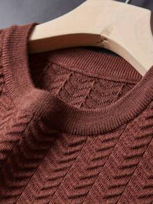 Maglione da uomo marrone a maniche corte lavorato a maglia con scollo rotondo, motivo a spina di pesce, crema a contrasto, bordi colorati su polsini e orlo, comodo ed elegante per l'uso quotidiano e casual.