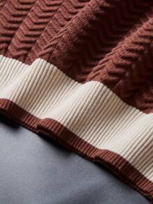Maglione da uomo marrone a maniche corte lavorato a maglia con scollo rotondo, motivo a spina di pesce, crema a contrasto, bordi colorati su polsini e orlo, comodo ed elegante per l'uso quotidiano e casual.