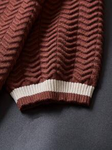 Maglione da uomo marrone a maniche corte lavorato a maglia con scollo rotondo, motivo a spina di pesce, crema a contrasto, bordi colorati su polsini e orlo, comodo ed elegante per l'uso quotidiano e casual.