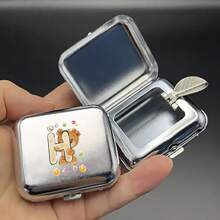 1 Peça Cinzeiro de Bolso Quadrado Portátil de Aço Inoxidável com Tampa, Cinzeiro de Metal Prateado, Ferramenta de Fumo Portátil, Presente Essencial do Dia dos Namorados, Presente Ideal com Padrão de 26 Letras Iniciais