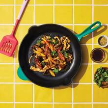 Sartén de hierro fundido esmaltado de 12" verde - Tabitha Brown para Target: sartén, calentamiento uniforme, apta para horno, utensilios de cocina - 1 - Ver 2