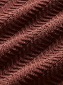 Maglione da uomo marrone a maniche corte lavorato a maglia con scollo rotondo, motivo a spina di pesce, crema a contrasto, bordi colorati su polsini e orlo, comodo ed elegante per l'uso quotidiano e casual.