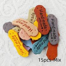 Juego de 15/25/50 etiquetas hechas a mano, etiquetas de microfibra de colores con corazón grabado a mano, etiquetas de ganchillo con agujeros para manualidades, tejido, costura, gorros, bolsos, ropa (10 colores) - Color aleatorio