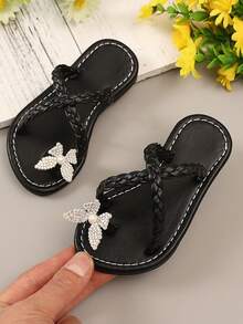 1 Pair Toddler Girls Black Flat Sandals, PU Toe-Loop Strap With Shiny Rhinestone Buckle, Pearl & Butterfly Decor, Round Toe Non-Slip Lightweight Cute Roman Style House Slippers, Suitable For Baby Girls Daily Casual, Party, Holiday, Spring/Summer 2025 - View 2
